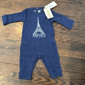 Kenzo navy blue onesie with French flair. 
Brand new with tags. 
Size 9M